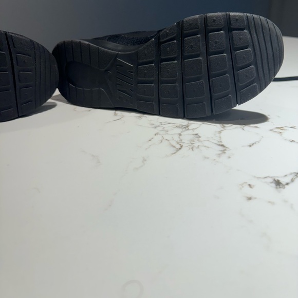 NIKE Running Shoes. Black, Size 5 - Picture 10 of 15